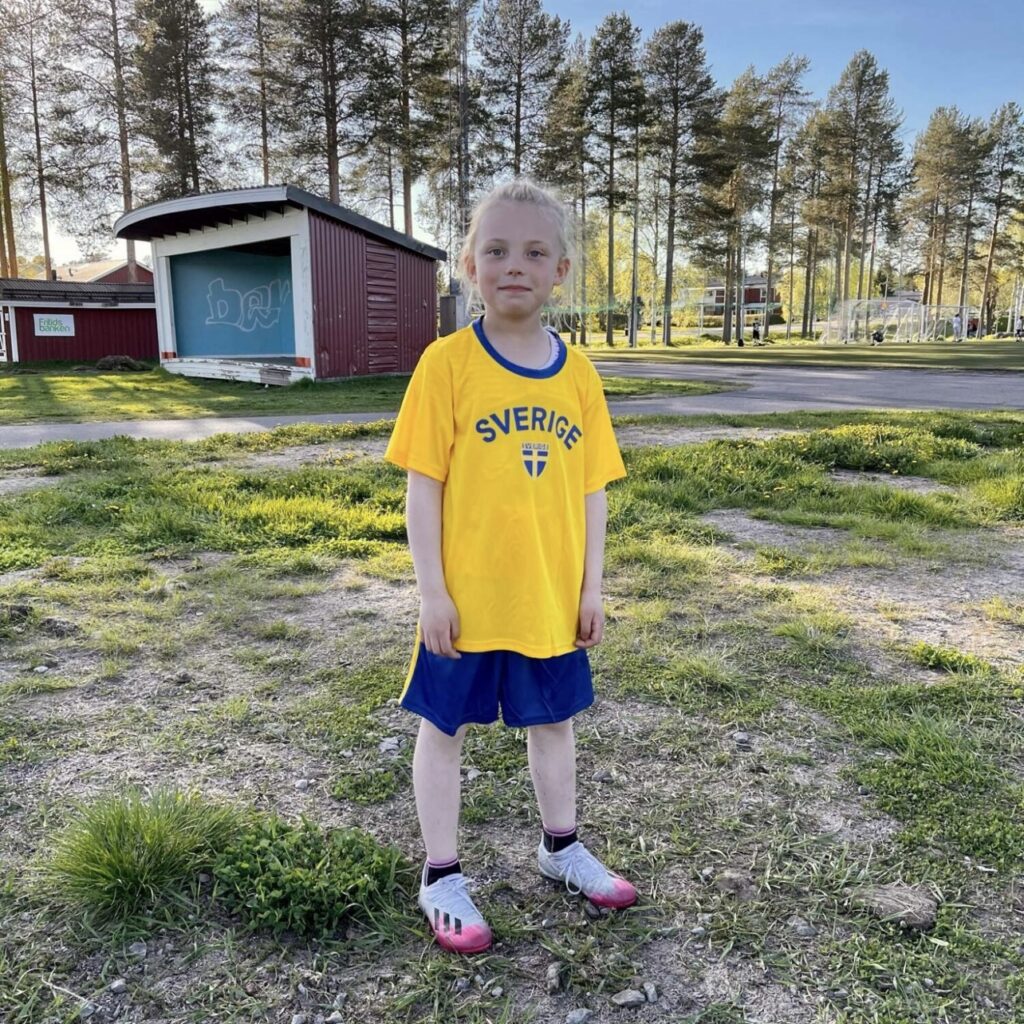 Jessica Quick älskar fotboll. Pappa James köpte Jessica en t-shirt och shorts i Sveriges färger.